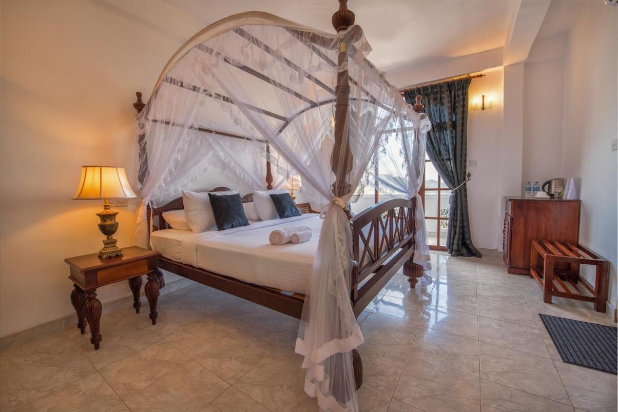 Hotel Ceylon Breeze à Kandy Extérieur photo
