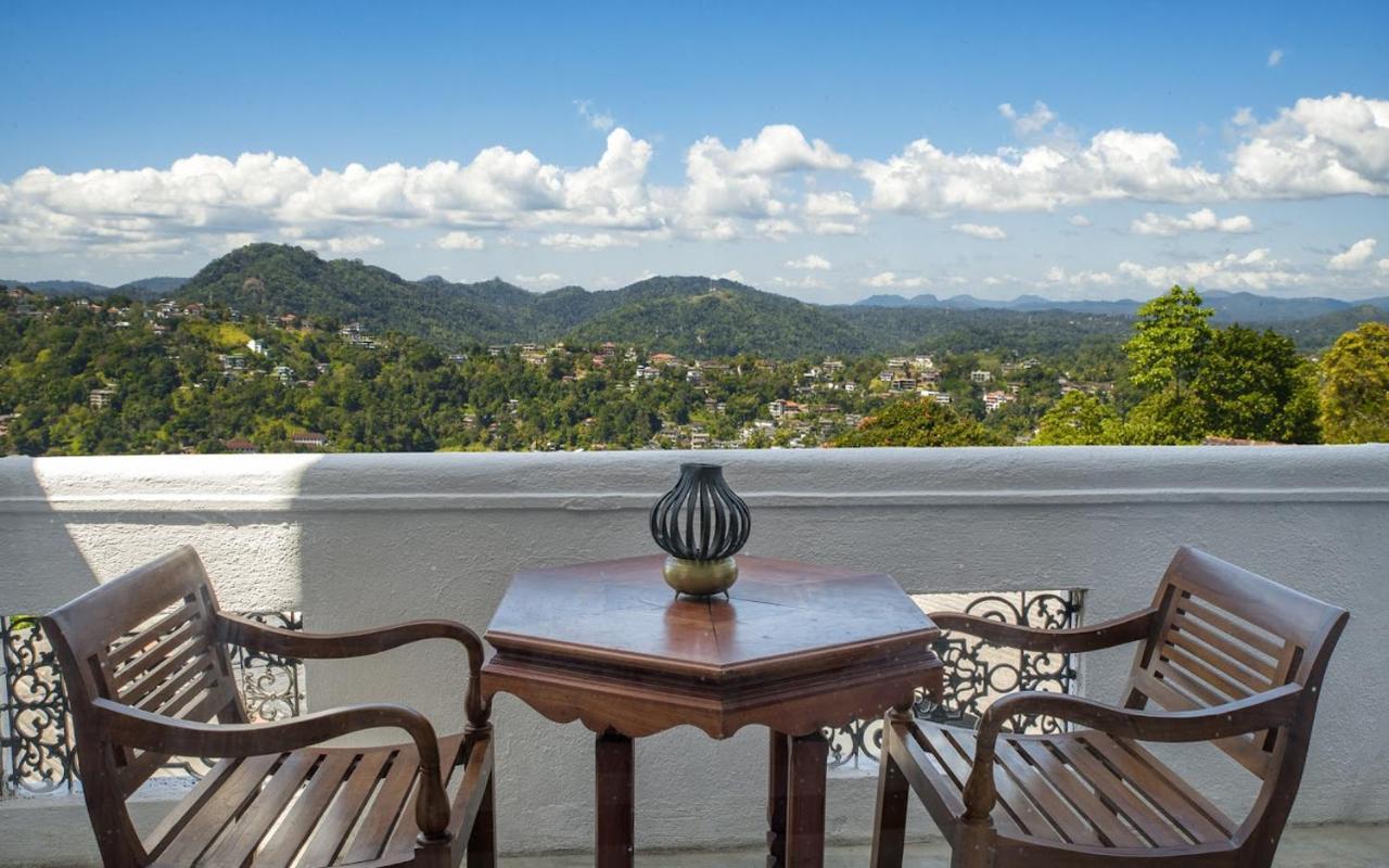 Hotel Ceylon Breeze à Kandy Extérieur photo