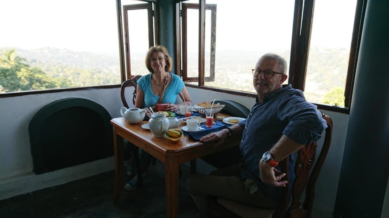 Hotel Ceylon Breeze à Kandy Extérieur photo