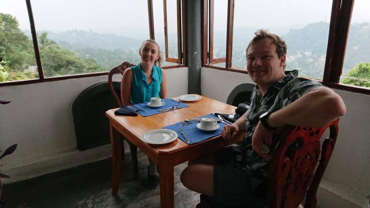 Hotel Ceylon Breeze à Kandy Extérieur photo
