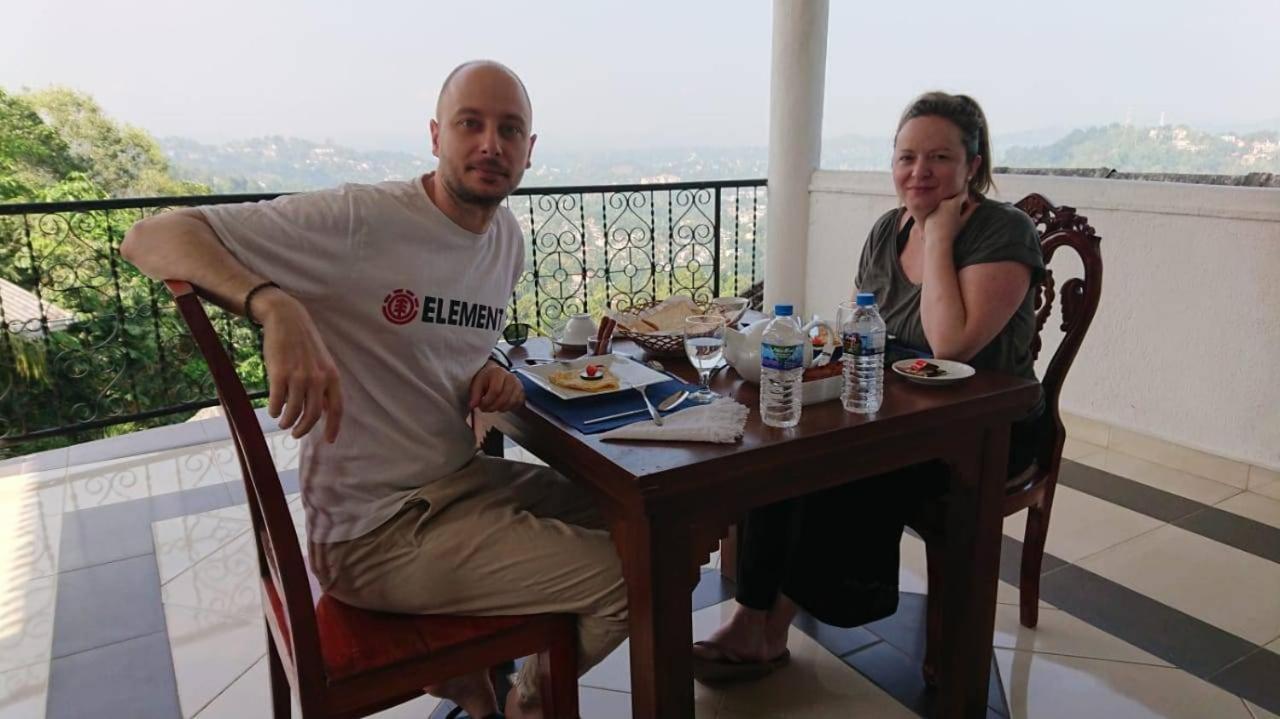 Hotel Ceylon Breeze à Kandy Extérieur photo