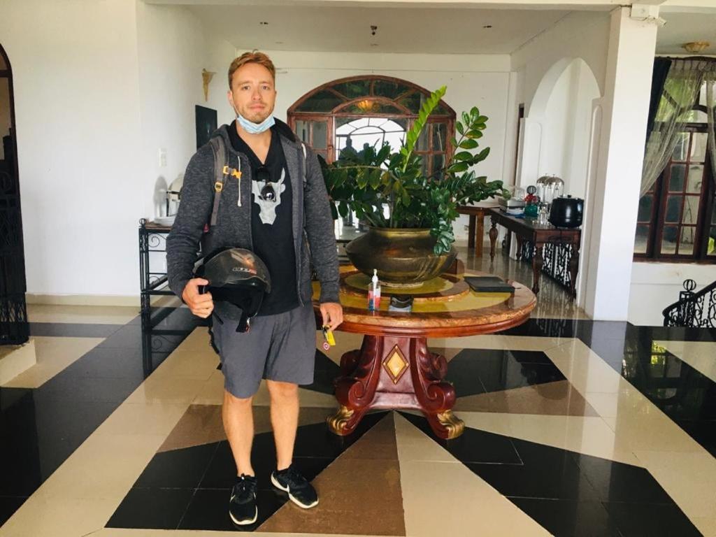Hotel Ceylon Breeze à Kandy Extérieur photo